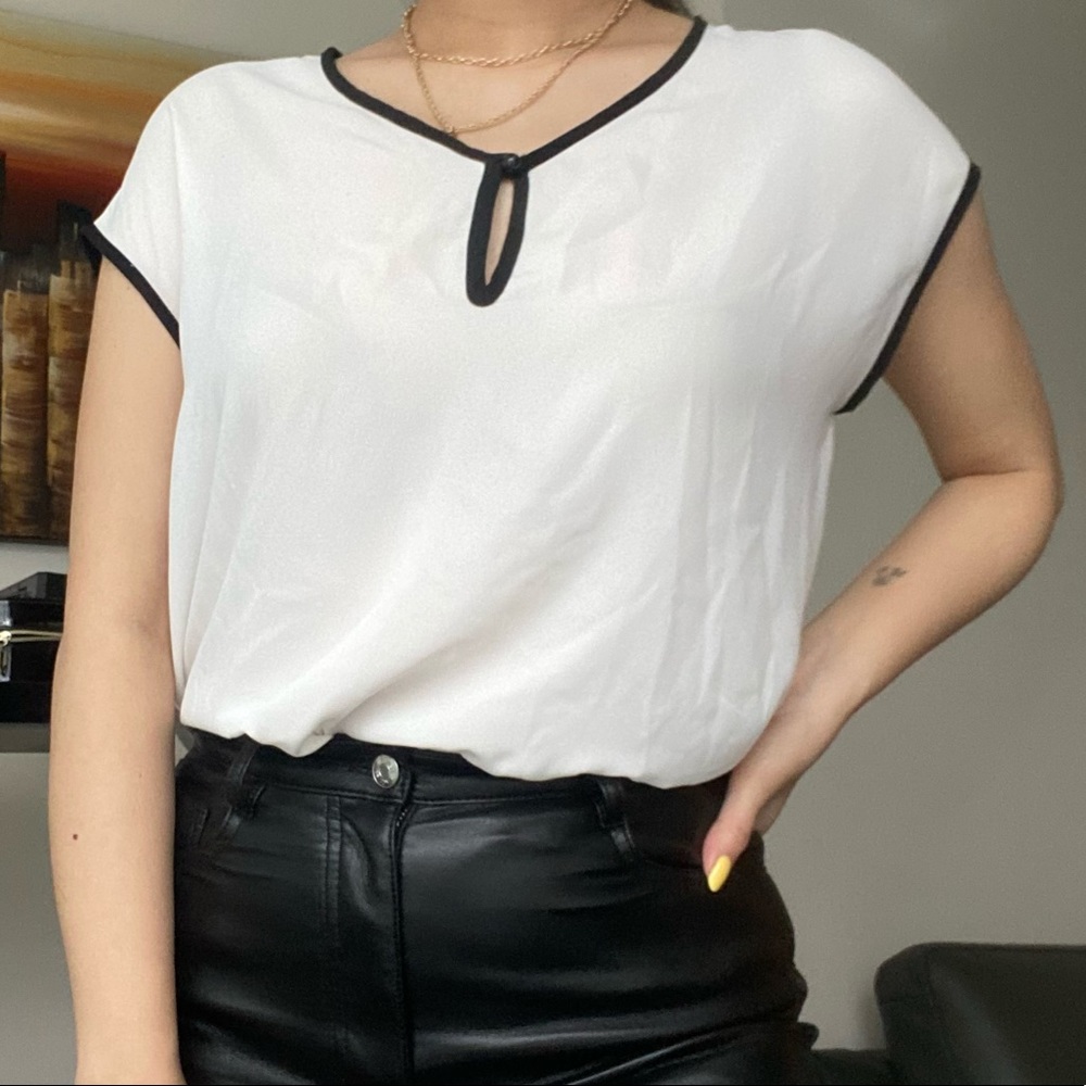 EVERLY White Trim Keyhole Short Sleeve Blouse